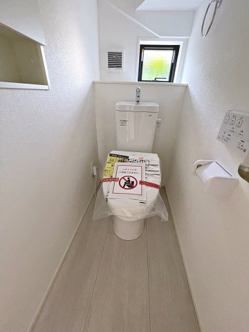 新築戸建・新築建売　郡山市安積町長久保三丁目　安積第三小・安積第二中のトイレ|白を基調とした清潔感のある空間です！小窓がついているので簡単に換気が可能！