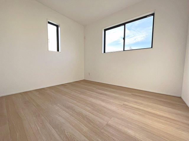 新築戸建・新築建売　郡山市安積町長久保三丁目　安積第三小・安積第二中の洋室|自然光が長時間入る2面採光で明るく気持ちの良いプライベート空間です！