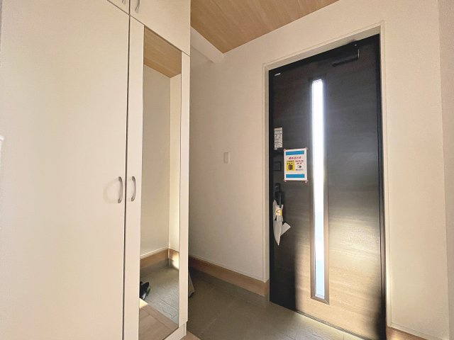 新築戸建・新築建売　郡山市安積町長久保三丁目　安積第三小・安積第二中の玄関|大容量のシューズボックスがあり収納豊富な玄関スペース。玄関ドアから日差しが入り明るいです！