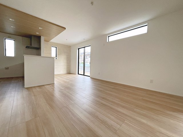 新築戸建・新築建売　郡山市安積町長久保三丁目　安積第三小・安積第二中の居間・リビング|南側の大きな窓から日差しが入り明るいリビングはご家族皆さんの憩いの場です！