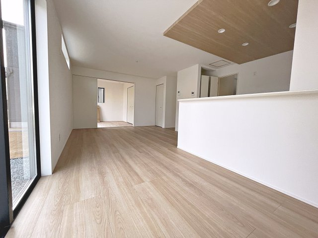新築戸建・新築建売　郡山市安積町長久保三丁目　安積第三小・安積第二中の居間・リビング|キッチンの前にダイニングテーブルを設置すれば、お料理の配膳もスムーズです！
