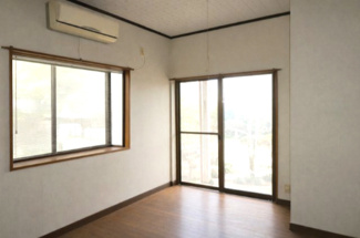 【洋室】 | 桜川市真壁町原方6DK中古住宅 | 室内をイメージしやすくするため、一部の家具やお荷物を加工で消去しております。