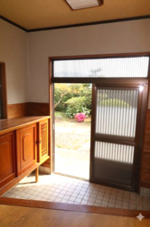 【玄関】 | 桜川市真壁町原方6DK中古住宅 | 室内をイメージしやすくするため、一部の家具やお荷物を加工で消去しております。