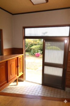 【玄関】 | 桜川市真壁町原方6DK中古住宅 | 室内をイメージしやすくするため、一部の家具やお荷物を加工で消去しております。