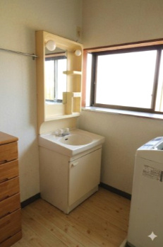 【独立洗面台】 | 桜川市真壁町原方6DK中古住宅 | 室内をイメージしやすくするため、一部の家具やお荷物を加工で消去しております。