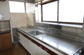 【キッチン】 | 桜川市真壁町原方6DK中古住宅 | 室内をイメージしやすくするため、一部の家具やお荷物を加工で消去しております。