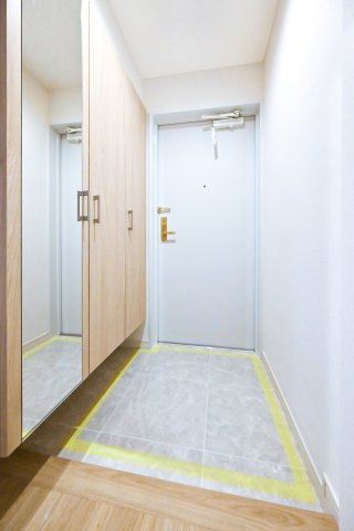 フロール巣鴨の玄関|フロール巣鴨：シューズボックスには姿鏡が付いているのでお出かけ前の身だしなみチェックもスムーズに行えます♪