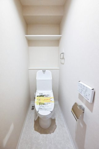 フロール巣鴨のトイレ|フロール巣鴨：ウォシュレット機能付き節水型トイレの上には棚が付いております♪