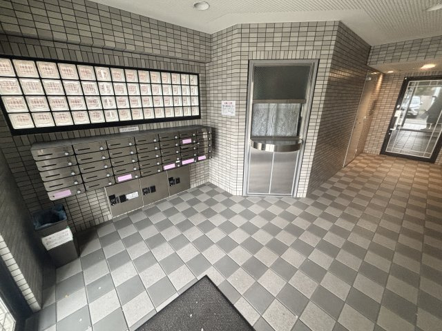 サウザー岡本のエントランス