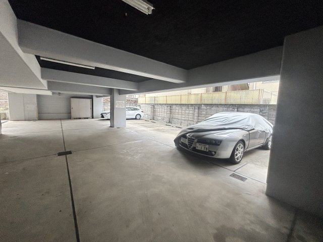 サウザー岡本の駐車場
