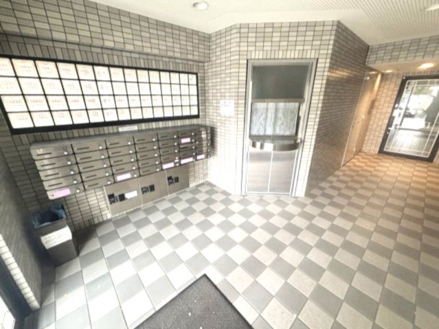 サウザー岡本のロビー