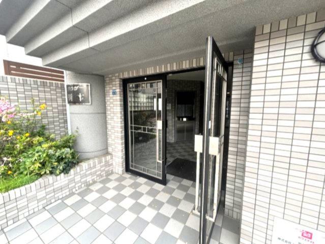 サウザー岡本のエントランス