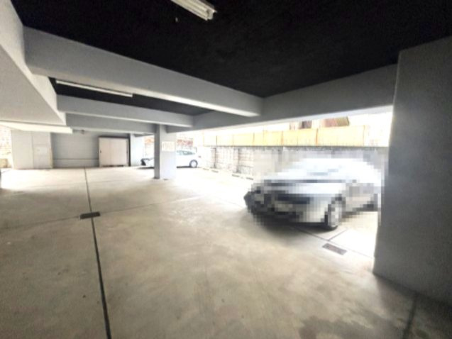 サウザー岡本の駐車場