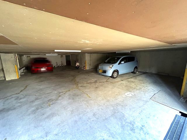 クレッシェンド岸地の駐車場