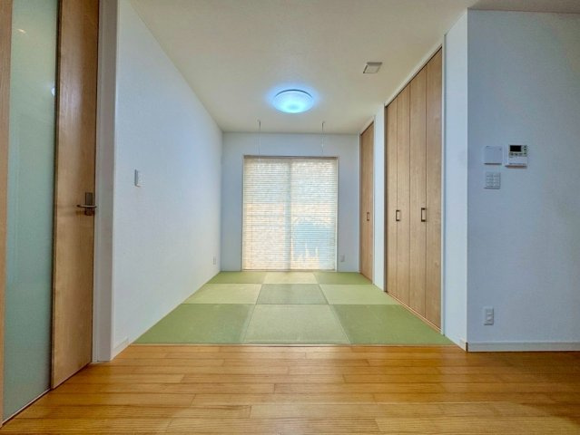 栗東市小野　中古戸建ての和室|LDKタタミコーナー。キッチンで家事をしながらでも目の届く空間は、お子様のお昼寝や遊び場としても活躍します。