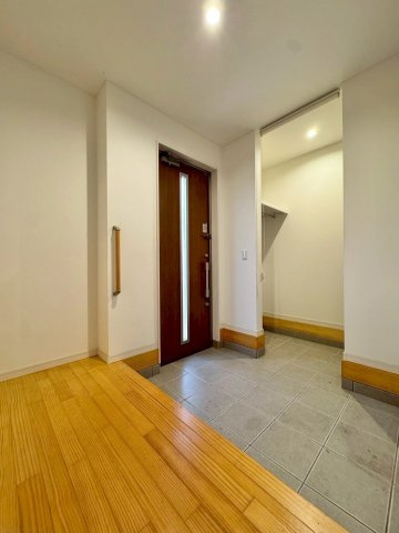 栗東市小野　中古戸建ての玄関|広々SIC完備の玄関。ベビーカーや、アウトドアグッズなどを収納しておけます。
