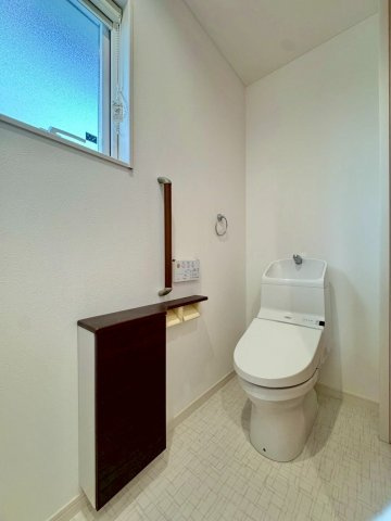 栗東市小野　中古戸建てのトイレ|2F トイレ。白を基調とした清潔感のあるトイレ。