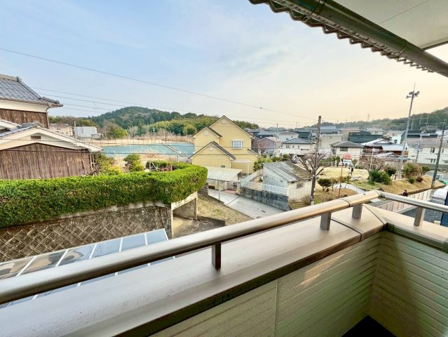 栗東市小野　中古戸建てのバルコニー|閑静な住宅街でのびのびと生活ができます。