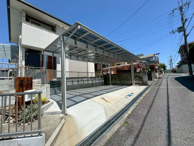 栗東市小野　中古戸建ての駐車場|駐車3台可。（カーポート付）