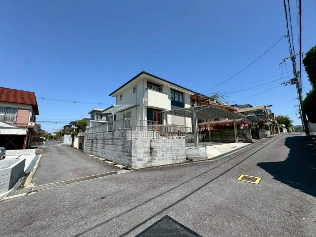 栗東市小野　中古戸建ての前面道路含む現地写真|陽当たり、風通しの良い南西角地。