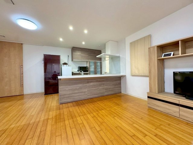 栗東市小野　中古戸建ての居間・リビング|あたたかみのある無垢材フロア採用。