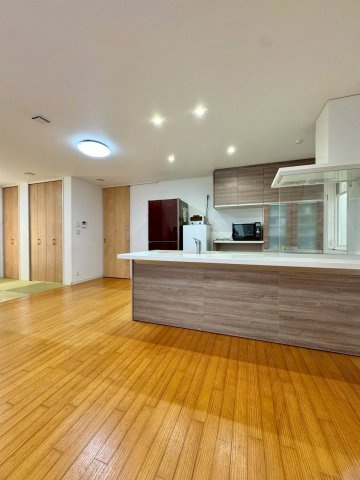 栗東市小野　中古戸建ての居間・リビング|家族の集まるLDKは、タタミコーナー完備で使い勝手良好です。
