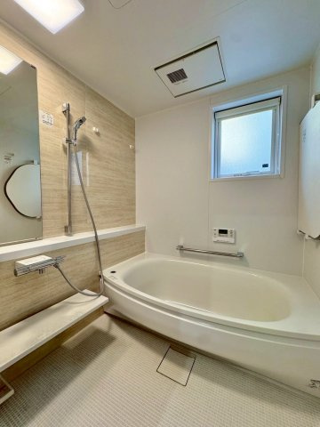 栗東市小野　中古戸建ての浴室|ゆったりとした1.5坪タイプのユニットバス。足を伸ばしてリラックスしながら入浴することができます。