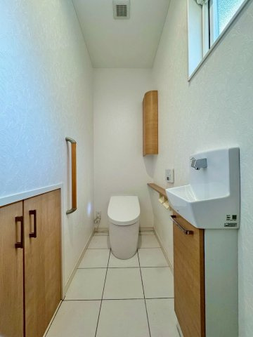栗東市小野　中古戸建てのトイレ|1F トイレ。温水洗浄便座付です。