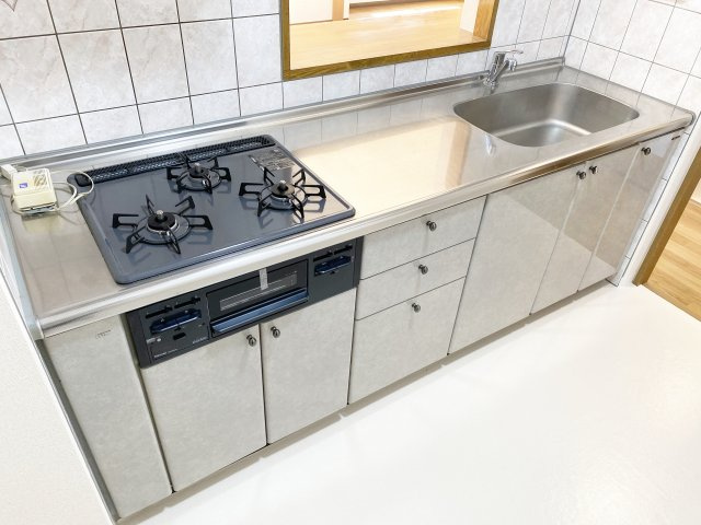 アステリ与野本町弐番館のキッチン|グリル付きガスコンロです！