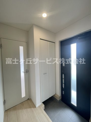 【玄関】 | 磐田市東小島 新築一戸建て 2号棟 | きれいな玄関です