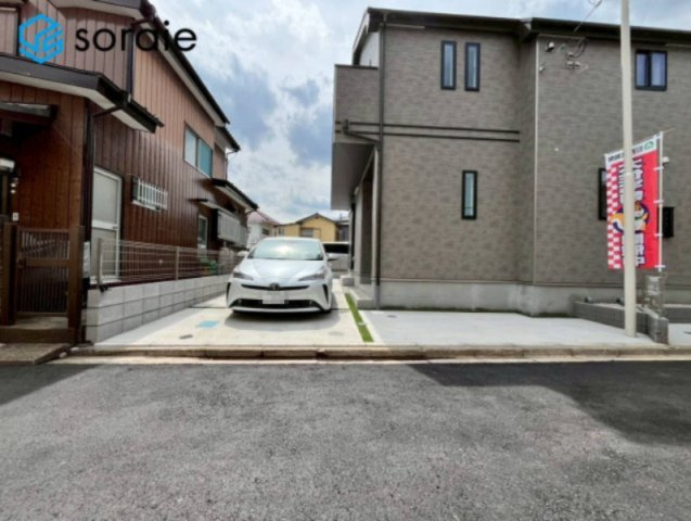 狭山ヶ丘32期　全2棟　新築戸建　ハートフルタウンの前面道路含む現地写真