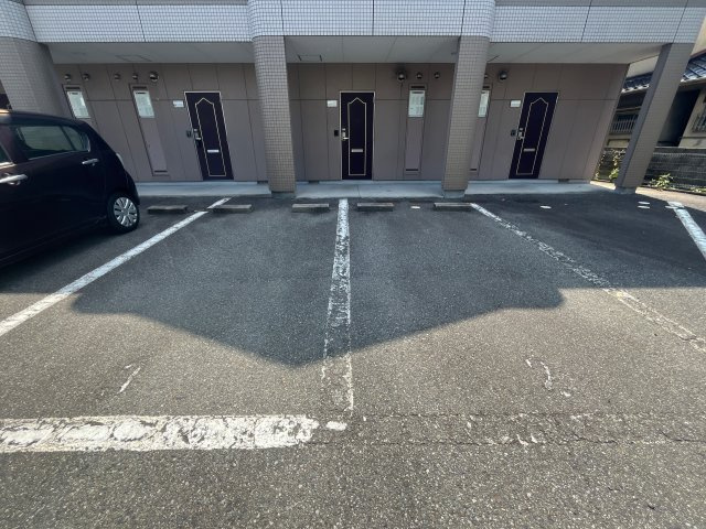 グリーンコート野里の駐車場