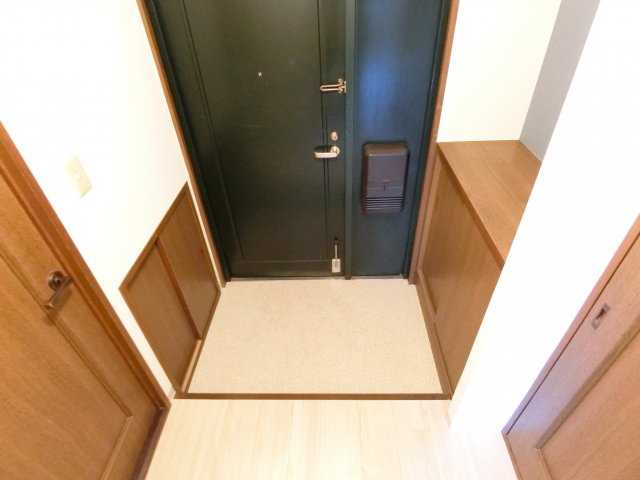 ファミーユ千代田の玄関