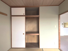 【和室】 | 新ゆりグリーンタウンけやき街区２号棟 | 天袋付きの押入れで収納力良好。お布団や季節物もしっかり収まります。
