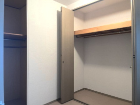 【洋室】 | 新ゆりグリーンタウンけやき街区２号棟 | 奥行きのあるクローゼットで衣類や荷物もしっかり収納可能。