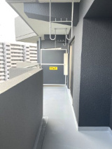 【バルコニー】 | 新ゆりグリーンタウンけやき街区２号棟 | 共用廊下側もきれいに整備されており、管理体制の良さが伺えます。