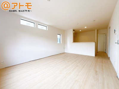 【居間・リビング】 | 富士宮市貴船町第1　新築戸建て　2号棟 | 家具の配置でゾーニングが可能です♪