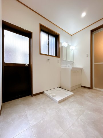 丹波篠山市住吉台の中古一戸建の独立洗面台