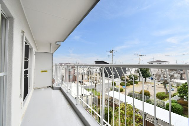 上尾ハウス2号棟のバルコニー|南東向きで陽当り良好なバルコニーです。十分な奥行きがあり、洗濯物もゆったりと干せます 。リノベーション済みの清々しい住まいで、心地よい外気を感じながらリフレッシュできる空間です。