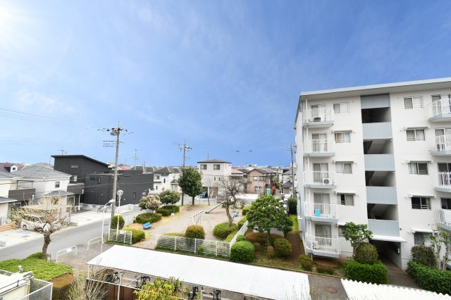 上尾ハウス2号棟の展望|3階部分につき、前面に遮るものがなく開放感溢れる眺望が広がります。抜けるような空を身近に感じ、爽やかな風が通り抜ける住環境。日々の喧騒を忘れ、ホッと一息つける穏やかな景色を独占できます。