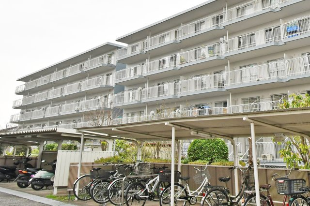 上尾ハウス2号棟の駐輪場|屋根付きの駐輪スペース付き。大切な自転車を雨風から守り、劣化を防ぎます。敷地内にあるため出し入れも便利で、駅までの移動や近隣へのお買い物など、アクティブな毎日をしっかりとサポートしてくれます。