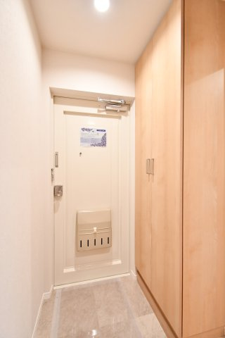 上尾ハウス2号棟の玄関|白を基調とした明るい玄関がお出迎え。トールサイズのシューズボックス付きで、家族全員の靴もすっきり収まります。リノベーション済みで清潔感溢れる空間は、帰宅のたびに心地よさを感じさせてくれます。