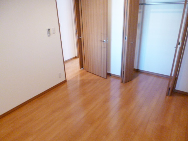 ロイヤルパークス新田の洋室|お子様用としても充分な広さのお部屋ですね