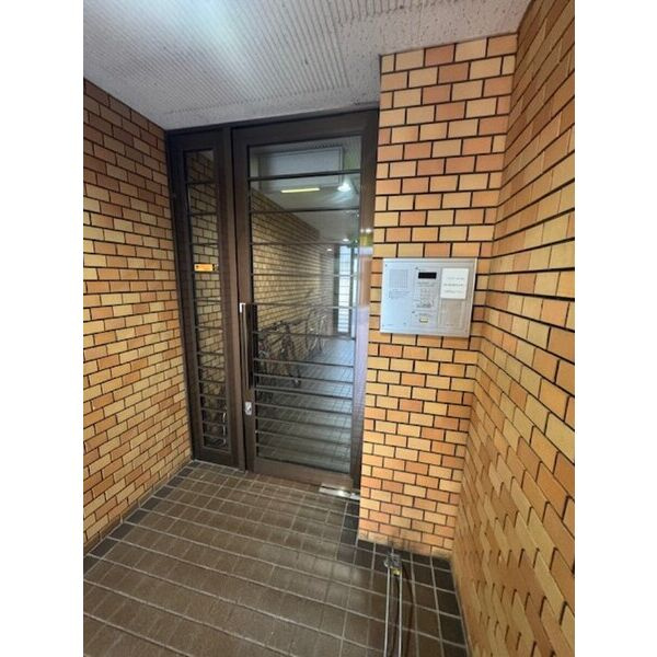 大津市長等３丁目の店舗一部のエントランス