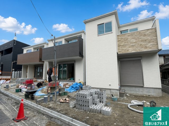 高槻市富田町　第1期　新築一戸建ての外観|周辺は落ち着いた街並みの住宅地！子育てがしやすい住環境です！まだ未完成ですが、現地でしかわからない事もございます。是非一度ご覧ください。