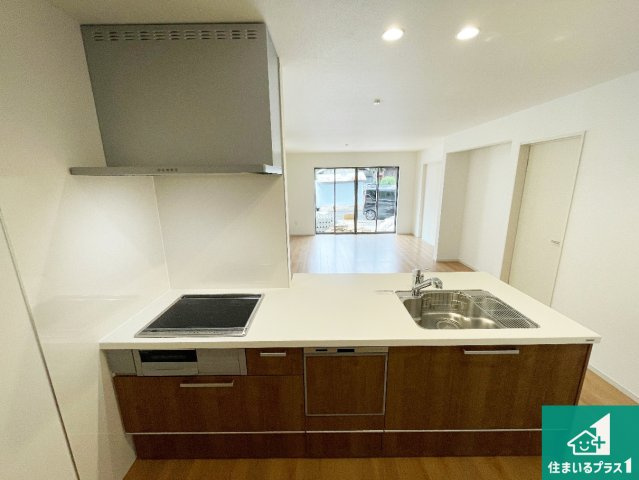 ■高槻市富田町　第1期　新築一戸建てのキッチン|リビングと統一感があり、使い勝手のいいキッチン。広々としているので、二人並んで作業が出来ちゃいます。お子様と一緒に色々なお料理に挑戦できるスペースがあります。