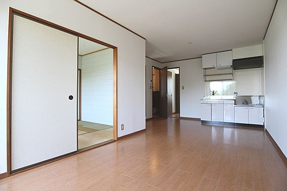 コーポ築揚の居間・リビング|※掲載写真は同物件別号室の参考写真です。実際のお部屋とは間取り・設備・内装等が異なる場合があり、現況を優先とします。