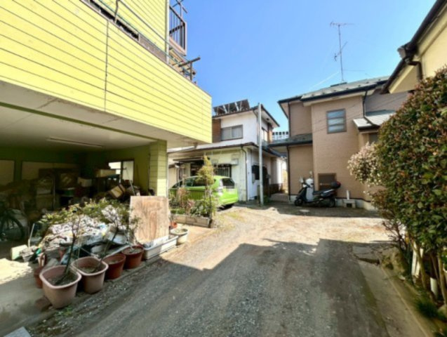 【外観】 | 現地に行くなら、物件の周囲の地形がどうなっているかを見ることも大切です。周辺より低くなっている土地では、大雨などで水が集まりやすいため、地盤が弱くなっているということも考えられるため、注意が必要です。