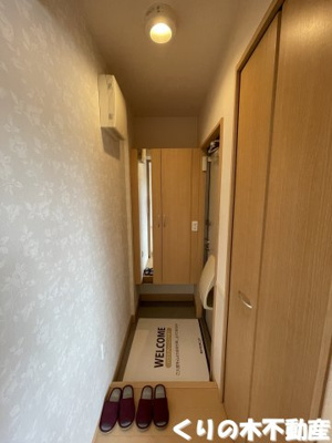 【玄関】 | ヴィラージュ B棟 | 反転タイプのお部屋です（現況を優先します）