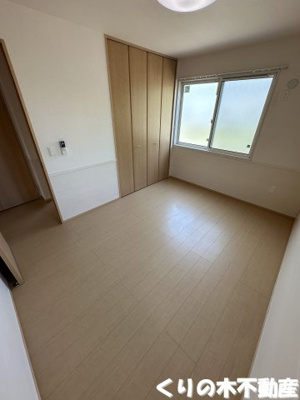 【寝室】 | ヴィラージュ B棟 | 落ち着いて過ごせるお部屋なので、寝室にいかがでしょうか